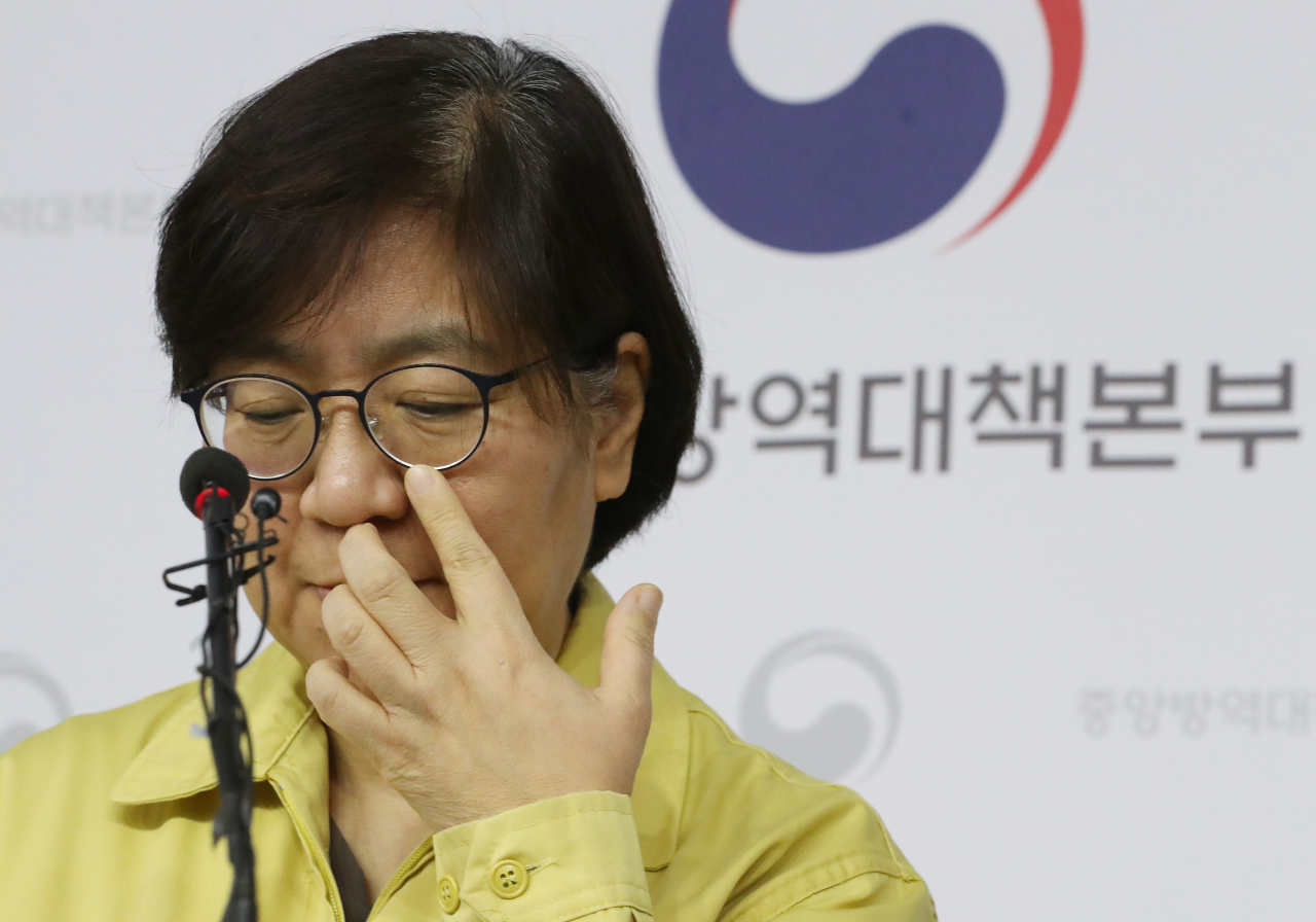 정은경 중앙방역대책본부장(질병관리본부장)이 6일 오후 세종시 정부세종청사에서 신종 코로나바이러스 감염증 국내 발생현황 및 확진환자 중간조사 결과 등 정례브리핑을 마친 뒤 취재진의 이어지는 질문에 무거운 표정을 하고 있다. 연합뉴스