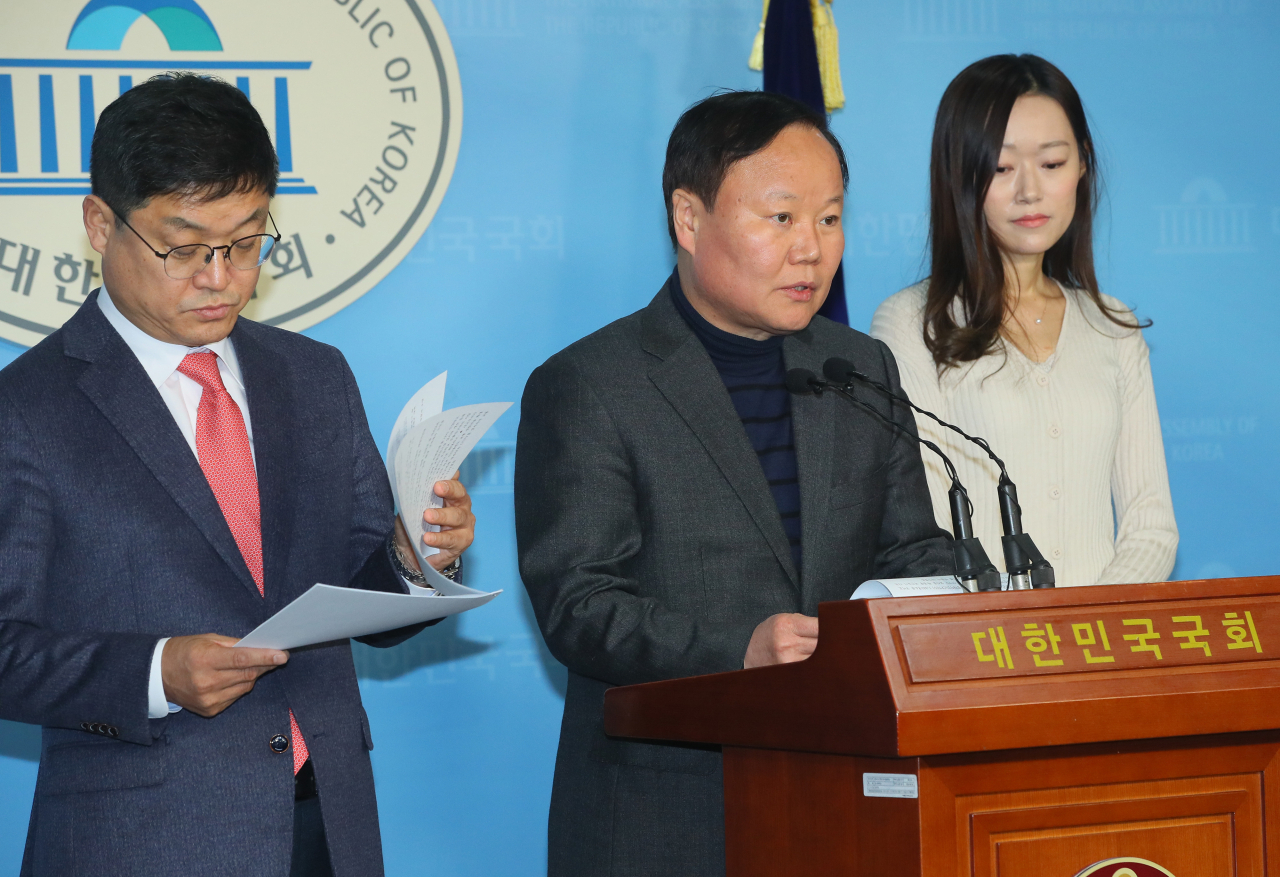 김재원 자유한국당 정책위의장이 6일 국회 정론관에서 '경찰·소방관' 처우 개선 등에 관한 공약을 발표하고 있다. [연합]