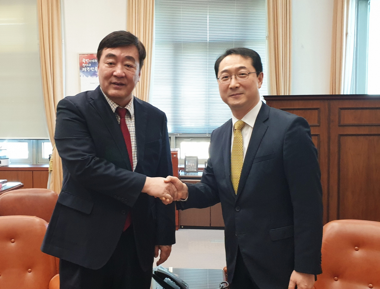 6일 외교부 청사에서 김건 외교부 차관보(왼쪽)와 싱하이밍 신임 주한중국대사가 악수하고 있다. [외교부 제공]