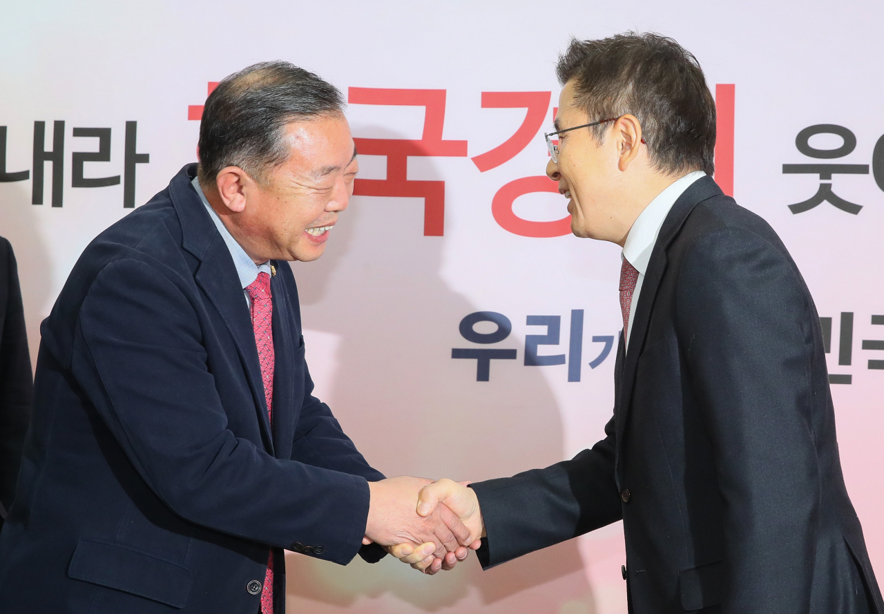자유한국당 황교안 대표가 6일 국회에서 바른미래당을 탈당해 한국당에 입당할 예정인 이찬열 의원을 만나 반갑게 악수하고 있다. [연합]