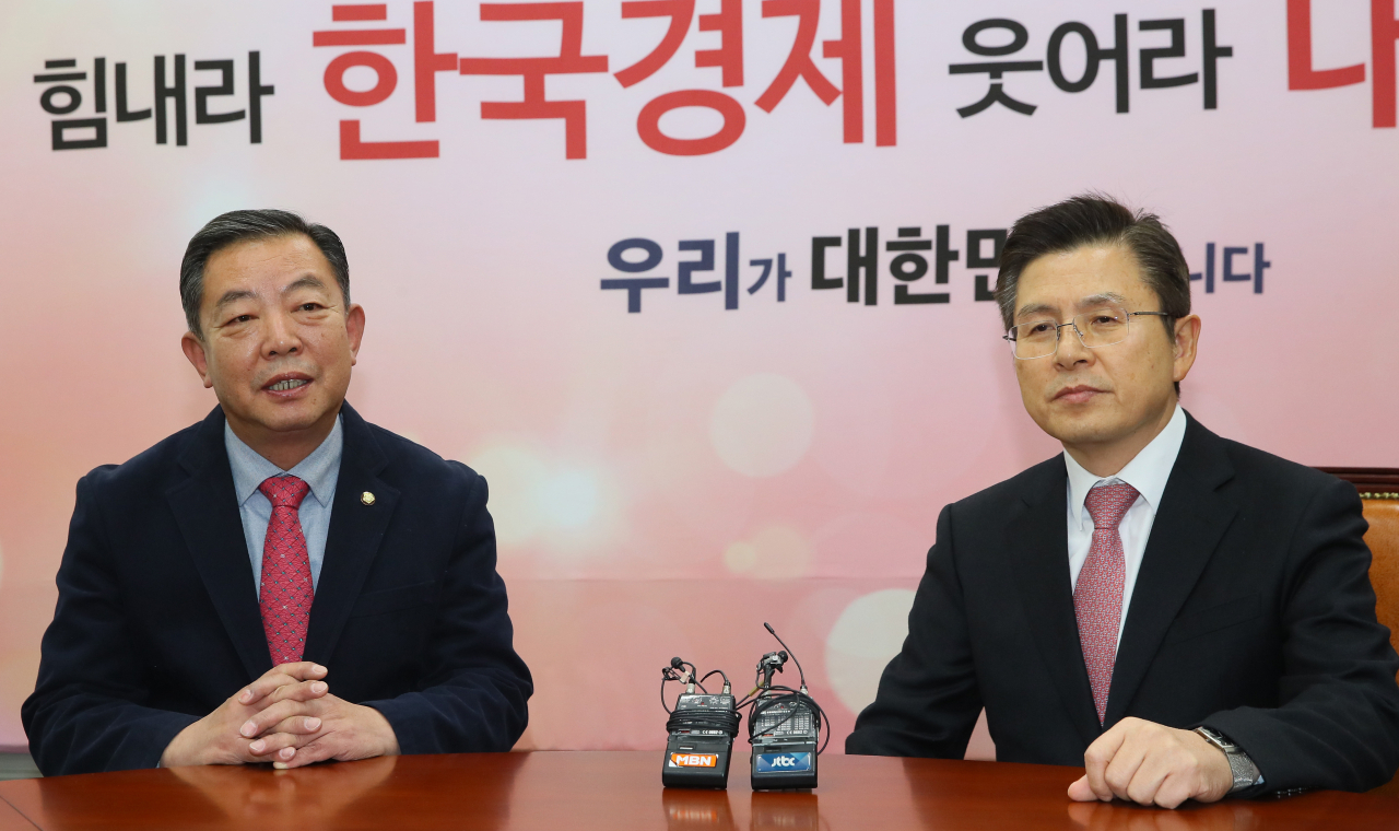 바른미래당을 탈당해 한국당에 입당할 예정인 이찬열 의원(왼쪽)이 6일 국회에서 자유한국당 황교안 대표를 만나 입장을 밝히고 있다. [연합]