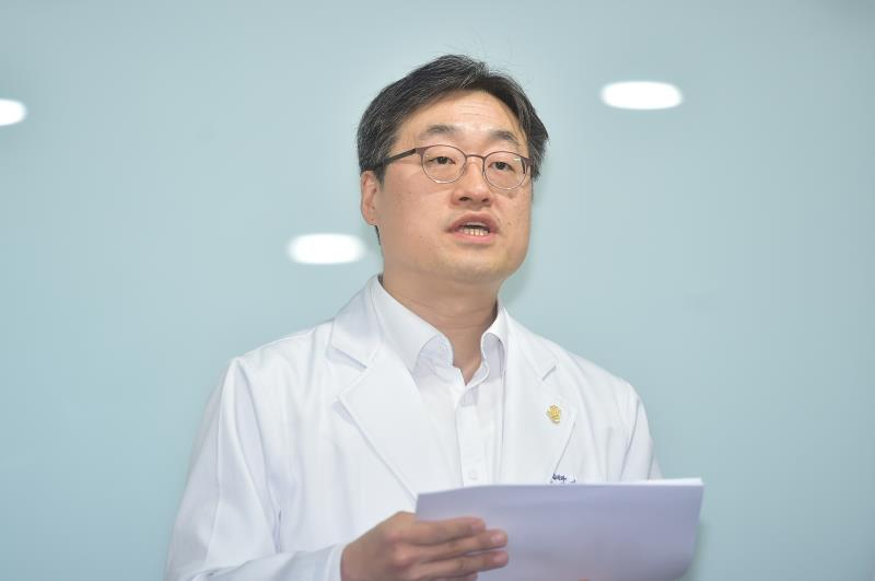 김진용 인천시의료원 감염내과 과장이 6일 인천의료원에서 신종 코로나바이러스 감염증 중국 여성 1번 확진자의 퇴원과 관련해 설명하고 있다.