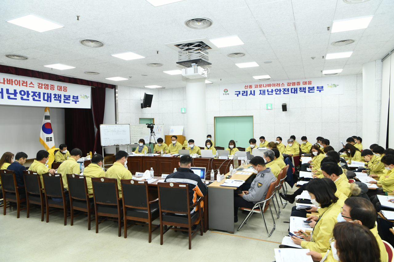 안승남 구리시장이 신종 코로나 대응태세 점검 회의에서 ‘과잉’이란 말이 나올 정도로 하라고 당부했다. [구리시]