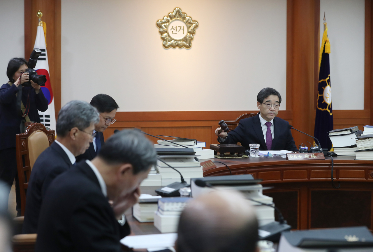 6일 과천 중앙선거관리위원회에서 열린 위원회의에서 권순일 위원장이 의사봉을 두드리고 있다. 연합뉴스
