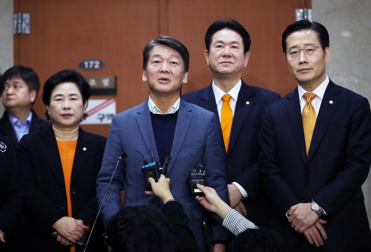 신당 창당을 준비하는 안철수 전 의원이 4일 오전 서울 여의도 국회 정론관에서 국회 개혁방안을 발표한 뒤 기자들의 질문에 답하고 있다. 안철수 신당 창당추진기획단 공동기획단장인 바른미래당 이태규 의원(오른쪽부터), 이동섭 원내대표 대행과 신용현 의원(왼쪽)이 당색깔을 의미하는 주황색 넥타이와 셔츠를 입고 배석하고 있다. 연합뉴스