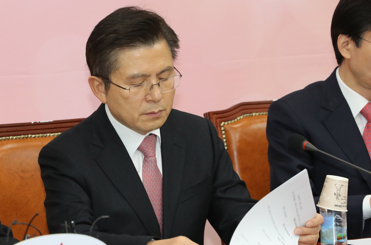 자유한국당 황교안 대표가 6일 오전 서울 여의도 국회에서 열린 최고위원회의에서 회의 자료를 살펴보고 있다. [연합]