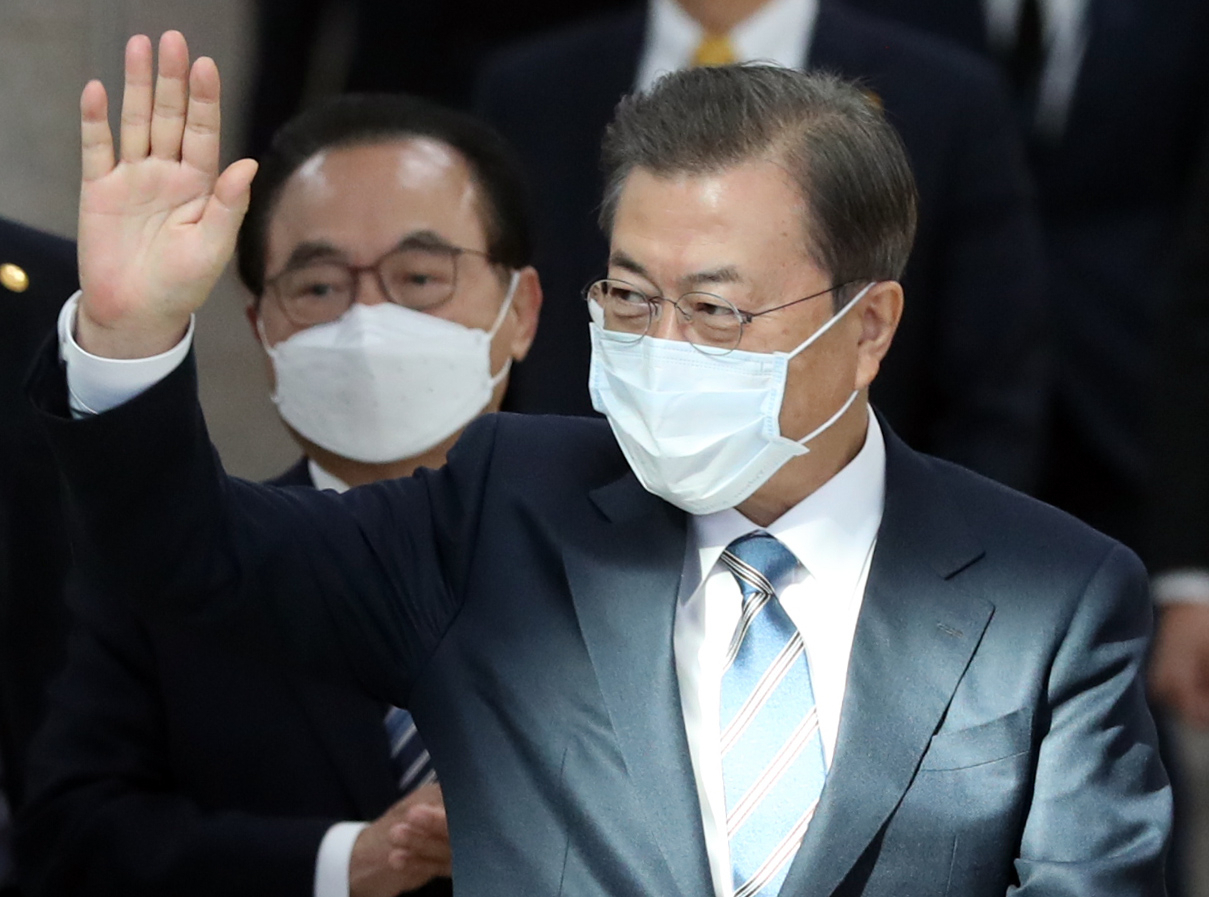 문재인 대통령이 지난 6일 부산시청에서 열린 ‘부산형 일자리 상생 협약식’에 오거돈 부산시장 등 노사민정 대표들과 입장하고 있다. 이날 참석자들은 신종 코로나바이러스 감염 예방을 위해 마스크를 착용했다. [연합]