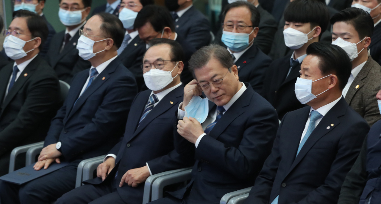 문재인 대통령이 지난 6일 부산시청에서 열린 ‘부산형 일자리 상생 협약식’ 인사말을 위해 마스크를 벗고 있다. 이날 참석자들은 신종 코로나바이러스 감염 예방을 위해 마스크를 착용했다. [연합]