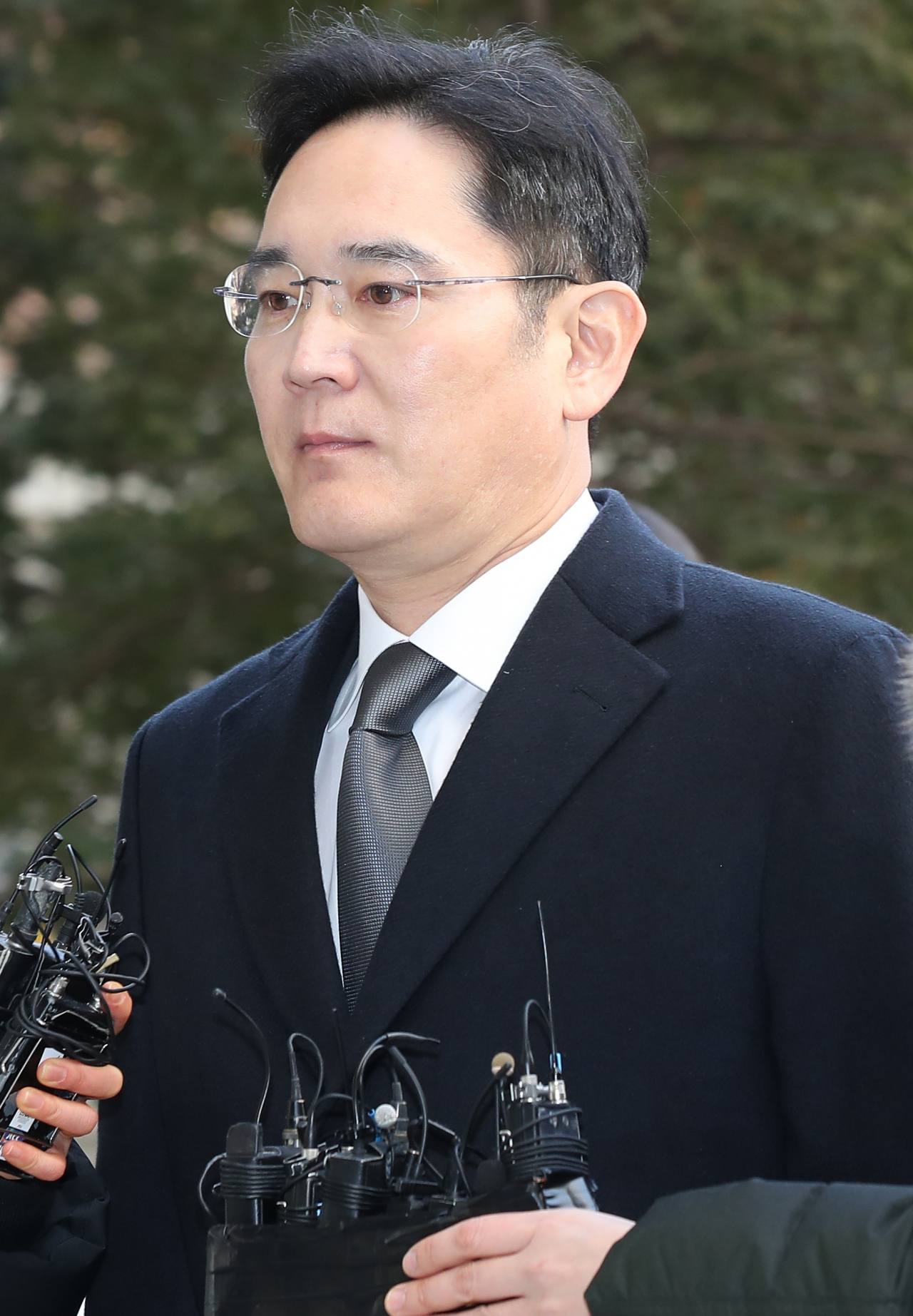 이재용 삼성전자 부회장이 17일 오후 서울 서초구 서울고등법원에서 열린 국정농단 사건 파기환송심 속행 공판에 출석하기 위해 법정으로 향하고 있다. 연합뉴스