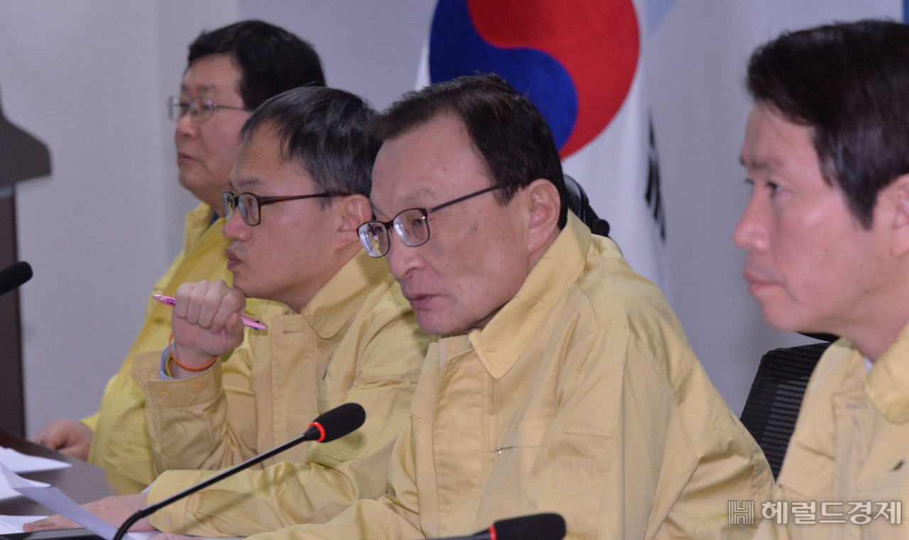 더불어민주당 이해찬 당대표가 7일 국회에서 열린 확대간부회의에서 개회발언을 하고 있다. checho@heraldcorp.com