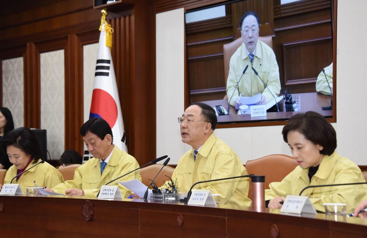 신종 코로나바이러스 사태로 관광·유통·제조업 등 경제 전부문이 타격을 받고 있는 가운데 정부가 부문·업종별 대책 마련에 골몰하고 있다. 홍남기 부총리 겸 기획재정부 장관이 지난 7일 서울 광화문 정부서울청사에서 ‘제4차 신종 코로나바이러스 대응 경제관계장관회의 겸 제3차 경제활력대책회의’를 주재하고 있다. [기획재정부 제공]