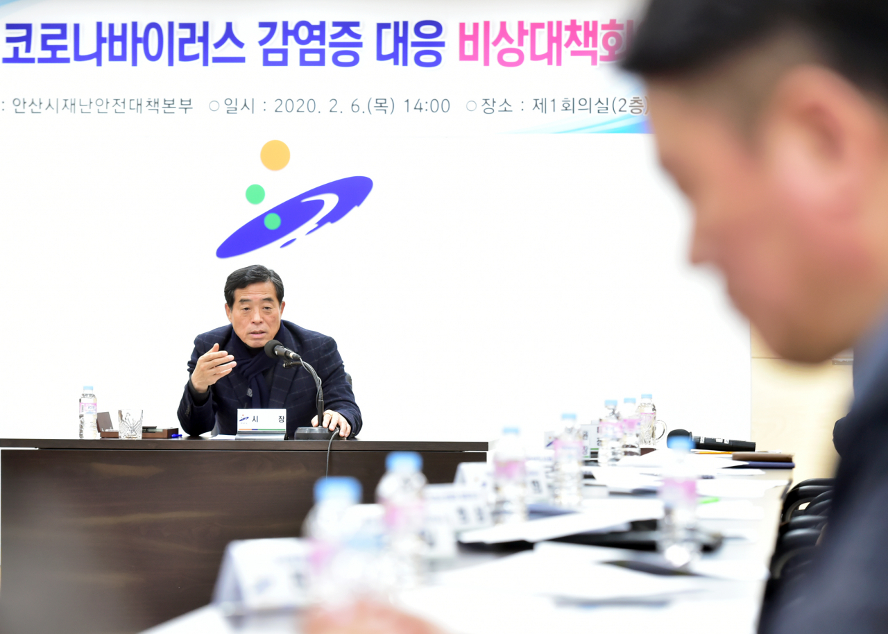 윤화섭 안산시장이 지난 6일 산하기관과 관계공무원이 참여한 ‘신종 코로나바이러스 감염증 대응 비상대책회의’를 열고 대책을 논의하고 있다. [안산시 제공]