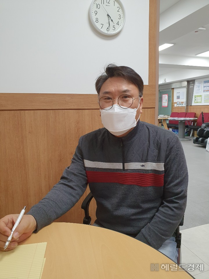 김동훈 서남권글로벌센터장은 6일 마스크를 낀 채 답하고 있다. 한지숙 기자@