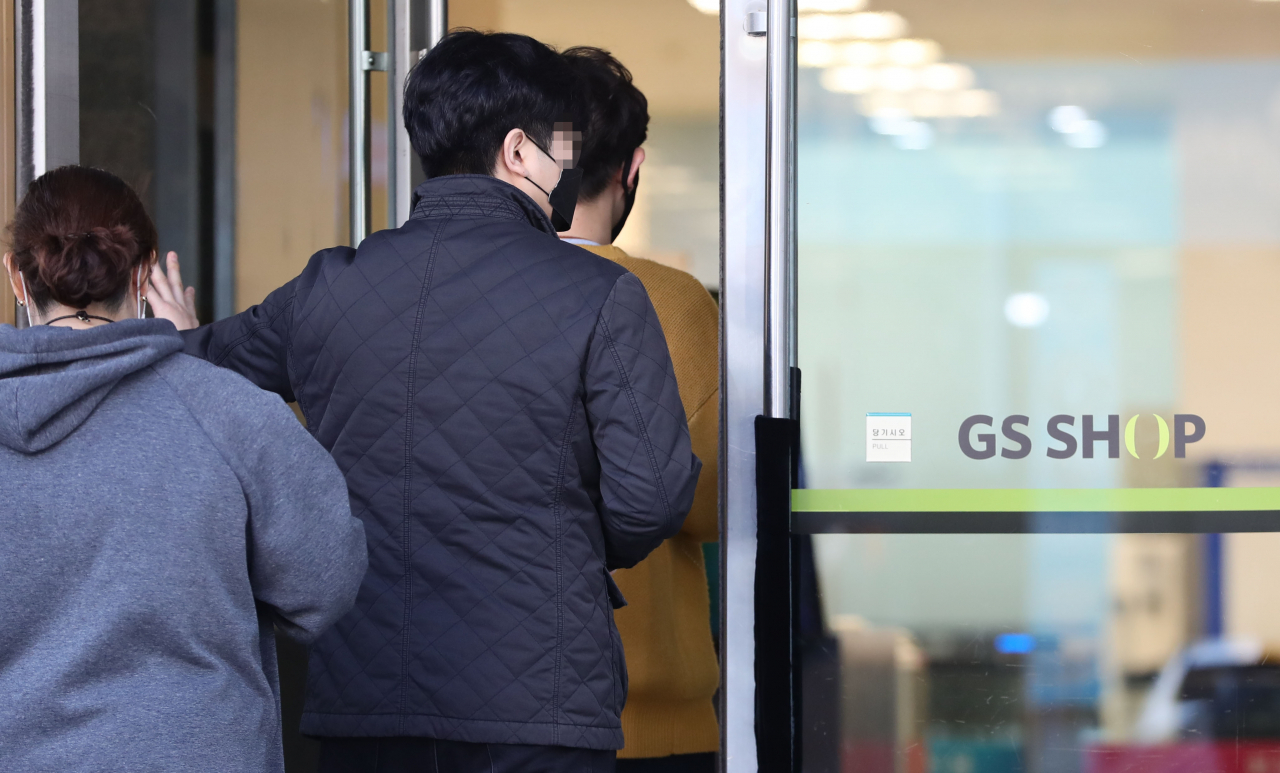 6일 오후 서울 영등포구 GS 홈쇼핑 본사에 관계자들이 문을 통해 들어가고 있다. 직원 가운데 한 명이 신종코로나바이러스 감염증 확진 판정을 받은 GS 홈쇼핑은 생방송을 중단하고 직장 폐쇄조치에 들어간다고 이날 밝혔다. [연합]