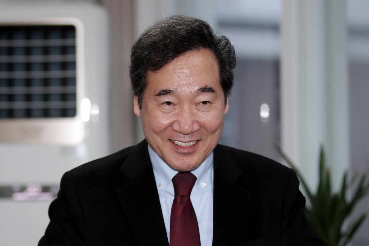 6일 오후 광주 서구 천주교광주대교구청에서 김희중 대주교(천주교주교회의 의장)를 만난 이낙연 전 국무총리가 밝은 표정을 짓고 있다. 연합뉴스