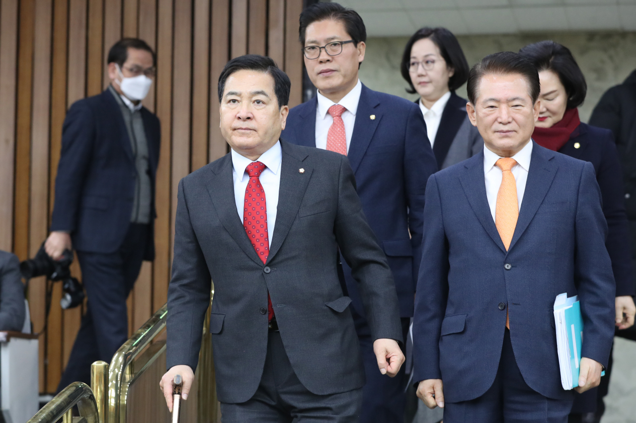 자유한국당 심재철 원내대표(왼쪽)가 7일 오전 서울 여의도 국회에서 열린 원내대책회의에 입장하고 있다. [연합]
