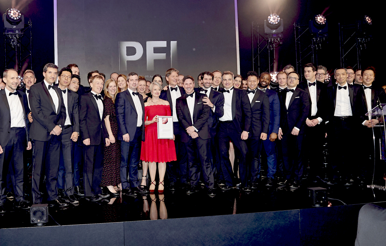SK건설은 영국 실버타운 터널(Silvertown Tunnel) 프로젝트가 PFI(Project Finance International)로부터 ‘올해의 유럽 교통 프로젝트(Europe Transport Deal of the Year)’에 선정됐다고 7일 밝혔다. 지난 5일 영국 런던에서 열린 ‘2019 PFI 어워즈’에서 박연종(왼쪽 네번째) SK건설 프로, 손승모(오른쪽 첫번째) SK건설 프로 등 참석자들이 기념촬영을 하고 있다. [SK건설 제공]