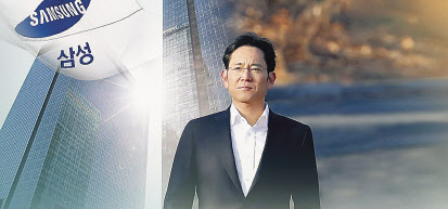 이재용 삼성전자 부회장이 지난달 17일 오후 서울 서초구 서울고등법원에서 열린 국정농단 사건 파기환송심 속행 공판에 출석하기 위해 법정으로 향하고 있다. [연합]