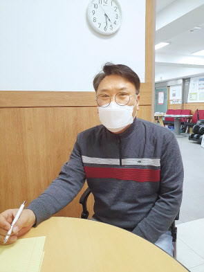 김동훈 서남권글로벌센터장이 7일 헤럴드경제와 인터뷰에서 마스크를 착용한 채 답하고 있다. 한지숙 기자