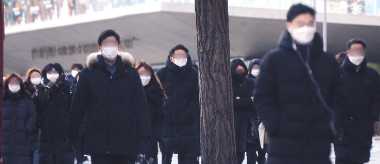 국내에서도 신종 코로나바이러스가 빠른 속도로 확산하면서 우려감이 커지고 있다. 신종 코로나는 백신이나 치료제가 없는 만큼, 철저한 예방만이 최우선이라도 전문가들은 조언한다. 사진은 서울 광화문 인근의 시민들이 마스크를 쓴 채 출근을 서두르고 있는 모습. 박해묵 기자