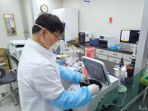 서울시보건환경연구원 관계자가 바이러스 검사실에서 신종 코로나바이러스 감염증 의심 환자의 검체에 대한 검사 작업을 진행하고 있다. [서울시보건환경연구원 제공]