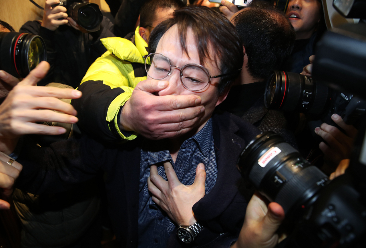 오태양 대표가 국회에서 구호를 외치다 제지당하고 있는 모습.[연합]