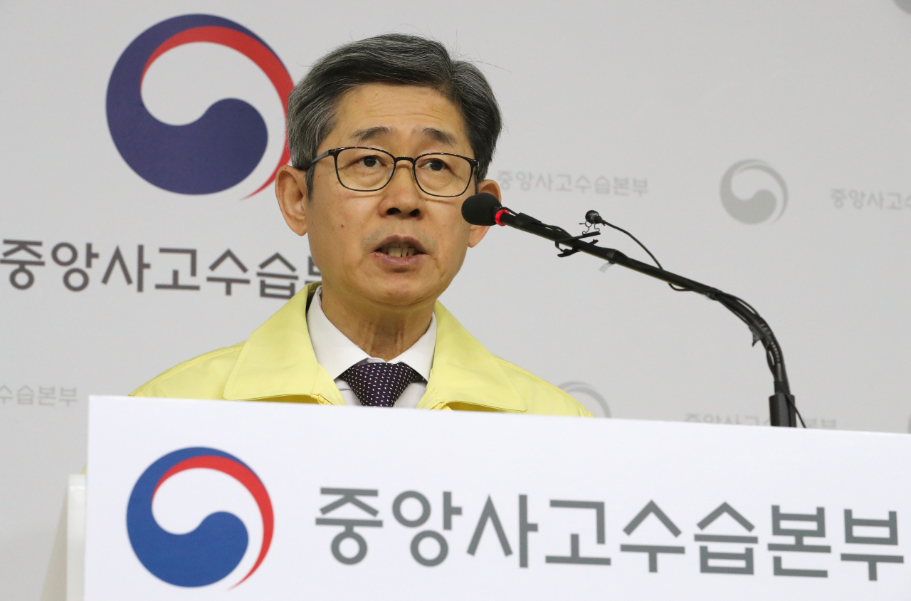 노홍인 중앙사고수습본부 총괄책임관(보건복지부 보건의료정책실장)이 7일 오전 세종시 정부세종청사에서 신종 코로나바이러스 감염증 대응 중앙사고수습본부 진단검사비 지원확대 등 일일상황점검회의 결과를 브리핑하고 있다. [연합]