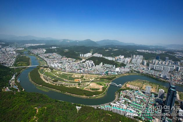 울산 태화강 국가정원과 주변 시가지 모습. [울산시 제공]