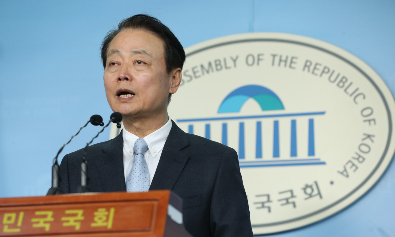 한선교 미래한국당대표가 7일 오후 서울 여의도 국회 정론관에서 기자회견을 열고 "중앙선거관리위원회의 과도한 법 해석과 적용으로 국민적 요구와 적법한 정당 활동이 가로막혀서는 안 된다"고 말하고 있다. [연합]