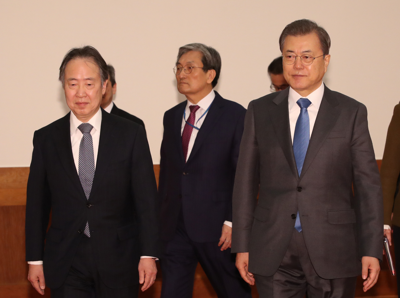 문재인 대통령이 7일 오전 청와대에서 신임장 제정식을 마친 뒤 도미타 고지 주한 일본대사와 접견장으로 향하고 있다. [연합]