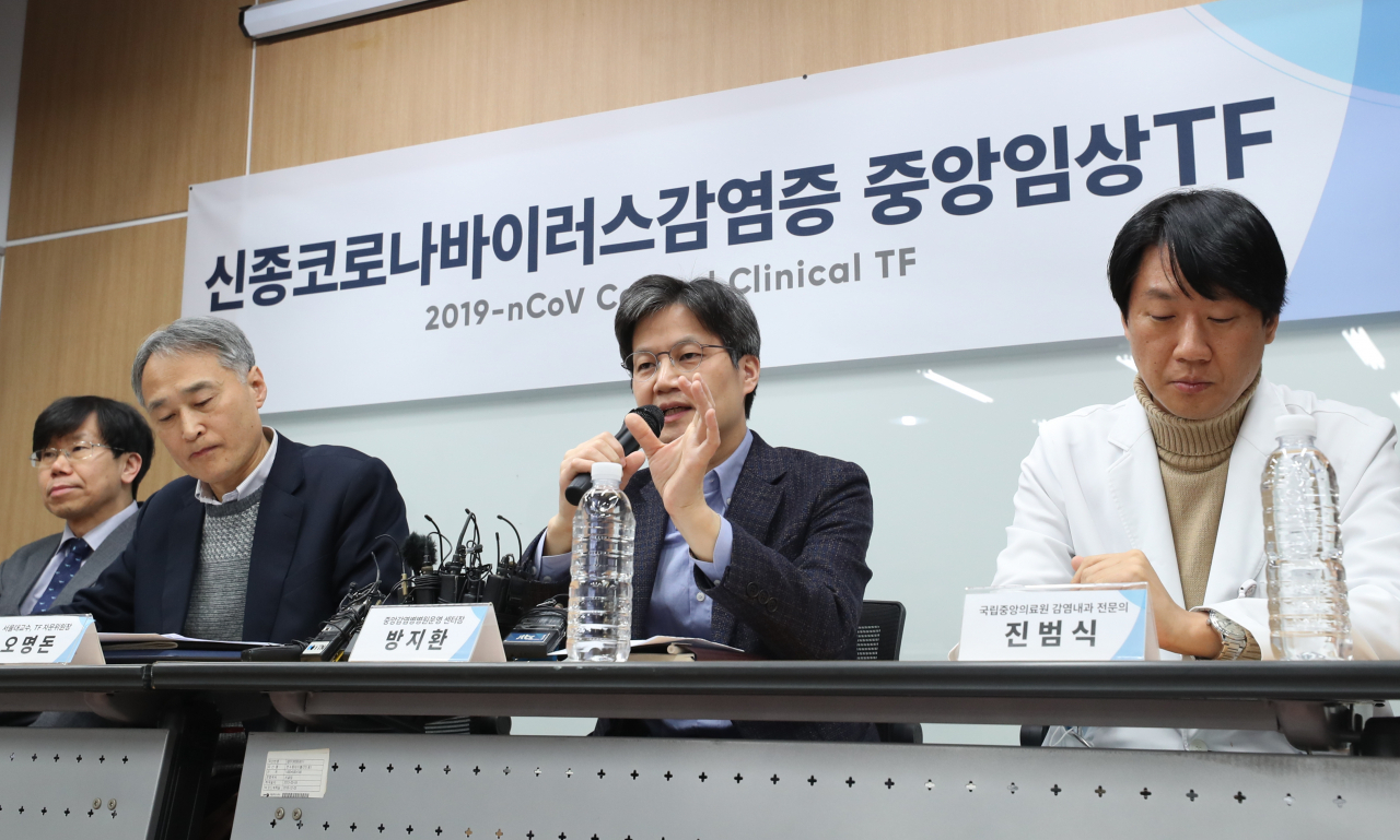 7일 오후 서울 중구 국립중앙의료원 연구동에서 신종 코로나바이러스 감염증 중앙임상태스크포스(TF)가 확진 환자 확대에 따른 치료 임상 현황 등에 대해 브리핑하고 있다. 왼쪽부터 김남중 서울대병원 감염내과 분과장, 오명돈 서울대 감염내과 교수, 방지환 TF팀장(중앙감염병병원운영센터장), 진범식 2, 13, 23, 24번째 환자 주치의. [연합]
