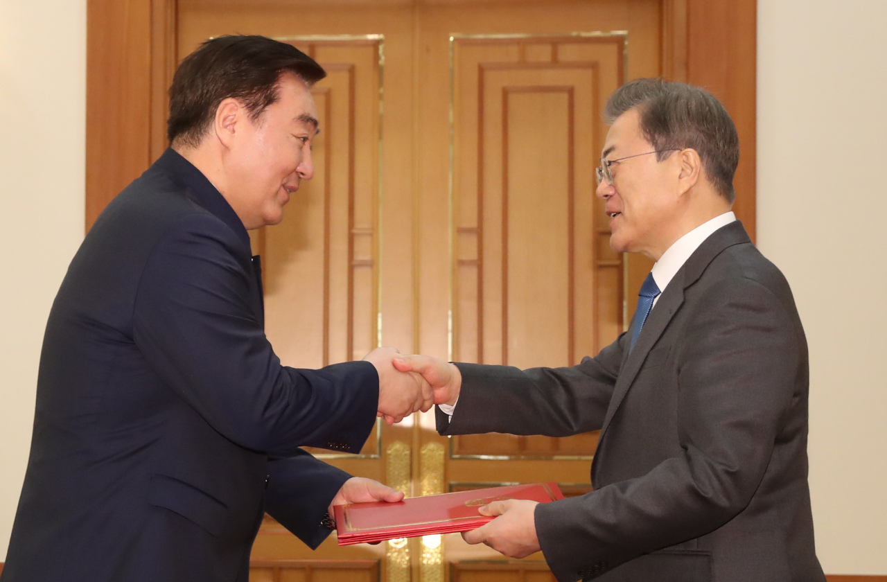 문재인 대통령이 7일 오전 청와대에서 열린 주한 대사 신임장 제정식에서 싱하이밍 신임 주한 중국대사로부터 신임장을 받은 뒤 악수하고 있다. [사진=연합]