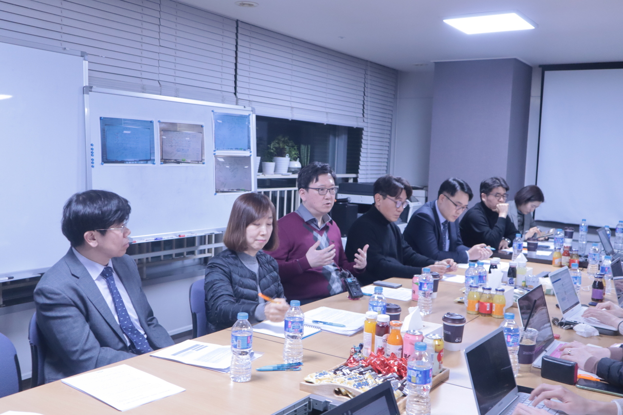 Infectious disease doctors speak with a Health Ministry press corps Thursday. (Korean Society of Infectious Diseases)