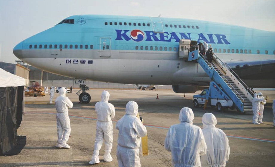 31일 오전 중국 후베이성 우한에서 정부 전세기를 타고 김포공항에 도착한 교민들이 비행기에서 내리고 있다. 연합뉴스