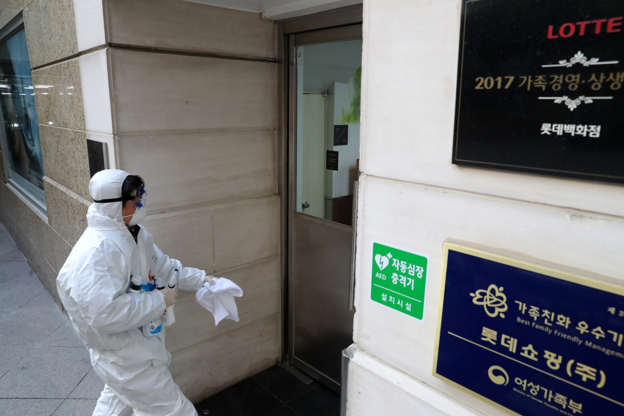 7일 오후 신종 코로나바이러스 감염증 확진자 방문으로 인한 임시휴점에 들어간 서울 중구 명동 롯데백화점 본점에 중구 보건소 직원이 들어가고 있다. 연합뉴스