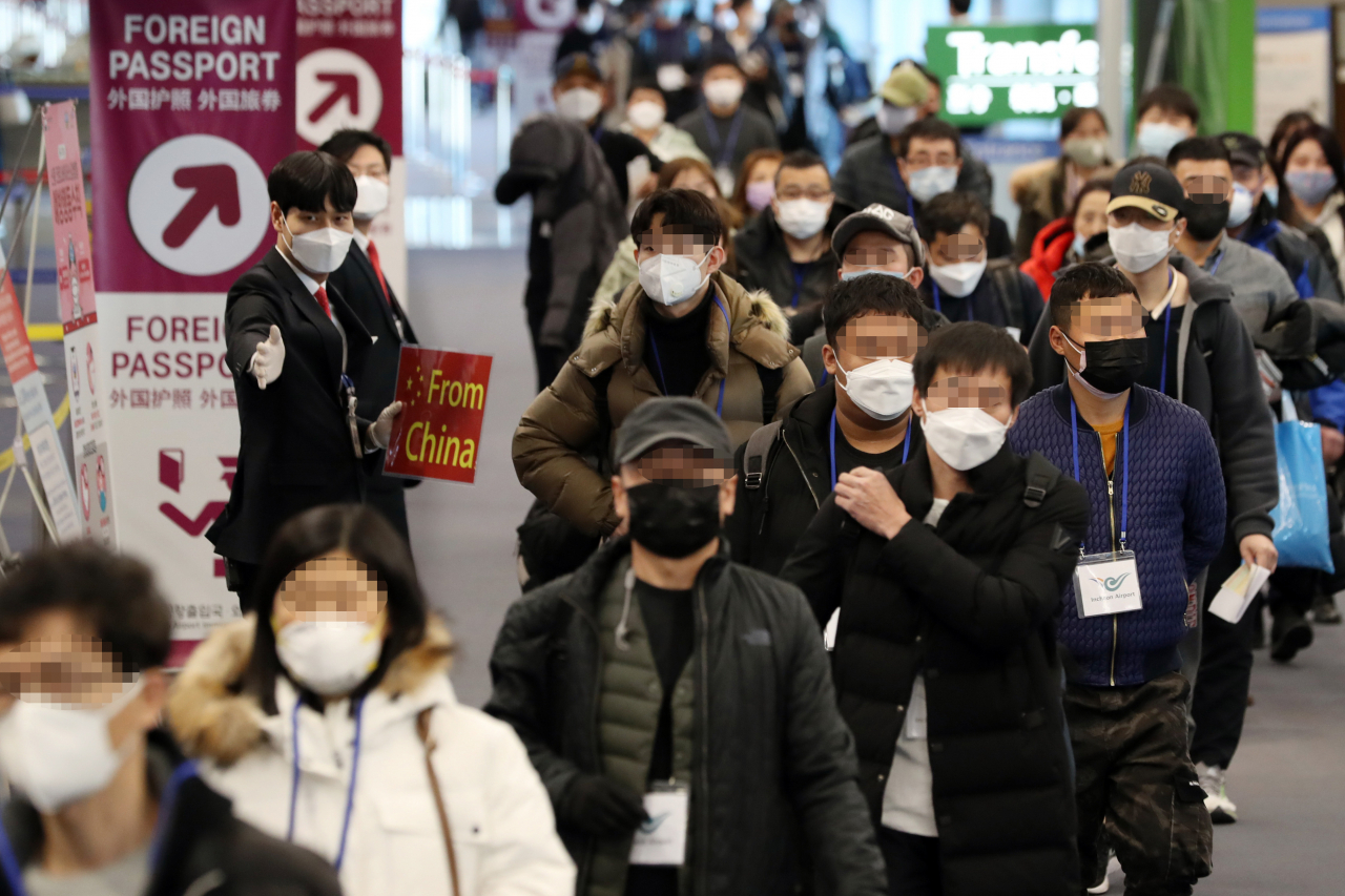 인천국제공항 1터미널에서 중국발 여객기를 타고 도착한 승객들이 검역대를 통과해 중국 전용입국장으로 이동하고 있다. [연합]
