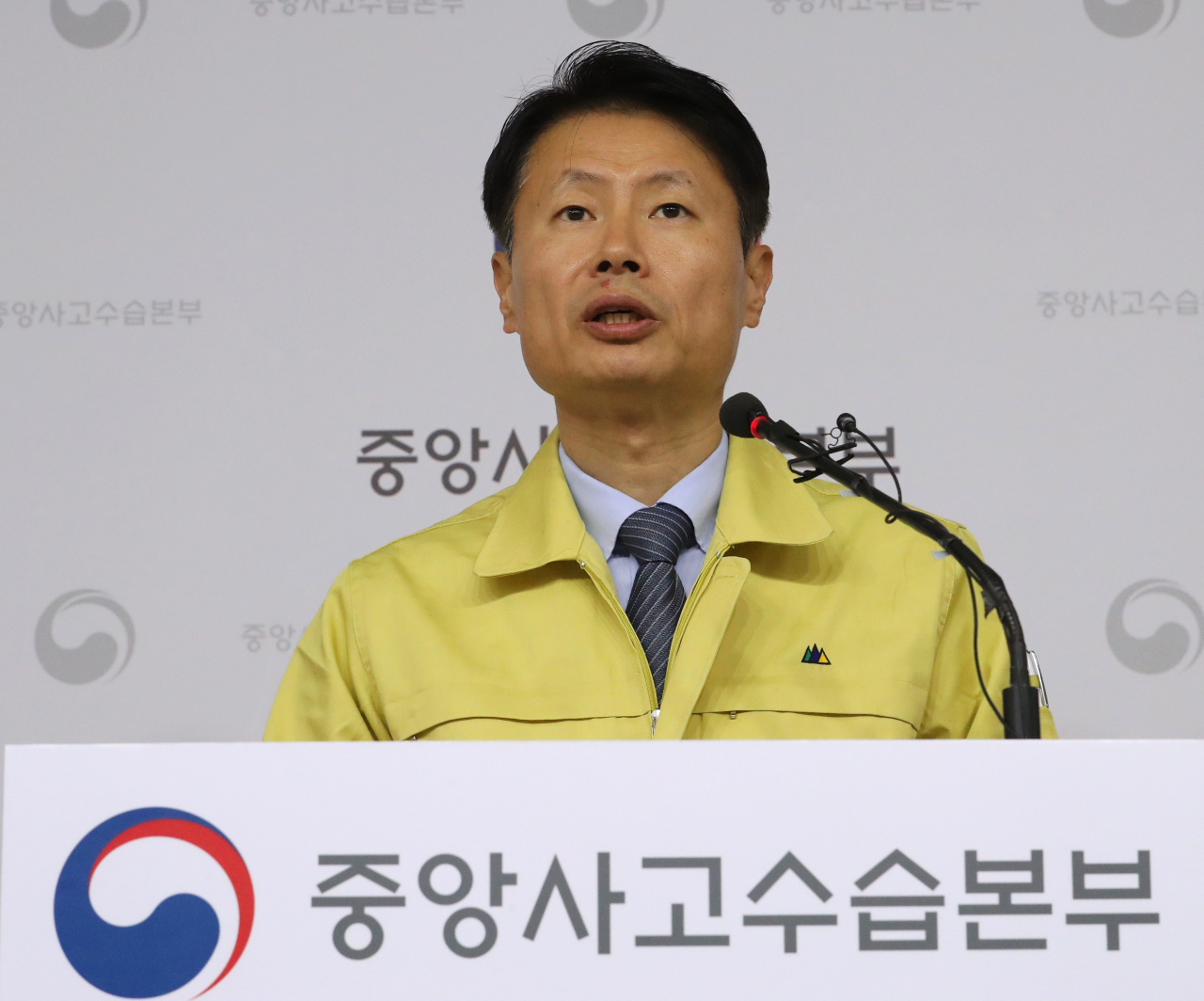 김강립 중앙사고수습본부 부본부장(보건복지부 차관)이 8일 오전 세종시 정부세종청사에서 신종 코로나바이러스 감염증 대응 정례브리핑을 하고 있다.[연합]
