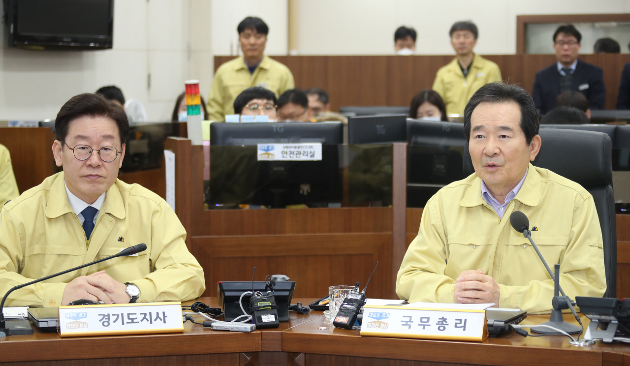 정세균 국무총리(오른쪽)가 휴일인 8일 오전 경기도 재난안전대책본부를 방문해 신형 코로나바이러스 감염증 대응 현황을 보고 받은 후 발언하고 있다.［연합］