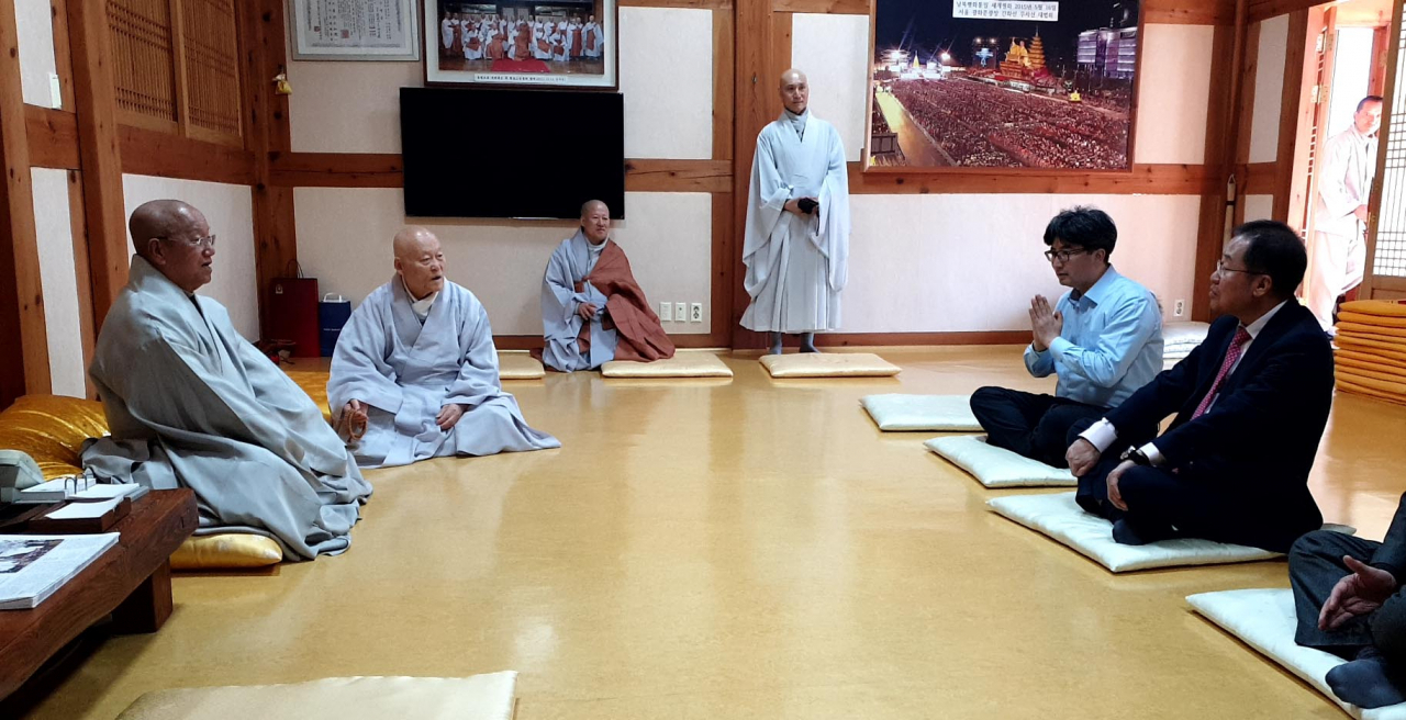 홍준표 자유한국당 전 대표가 5일 오전 부산 해운대 해운정사를 방문해 조계종 정종인 진제스님을 만나고 있다. 연합뉴스