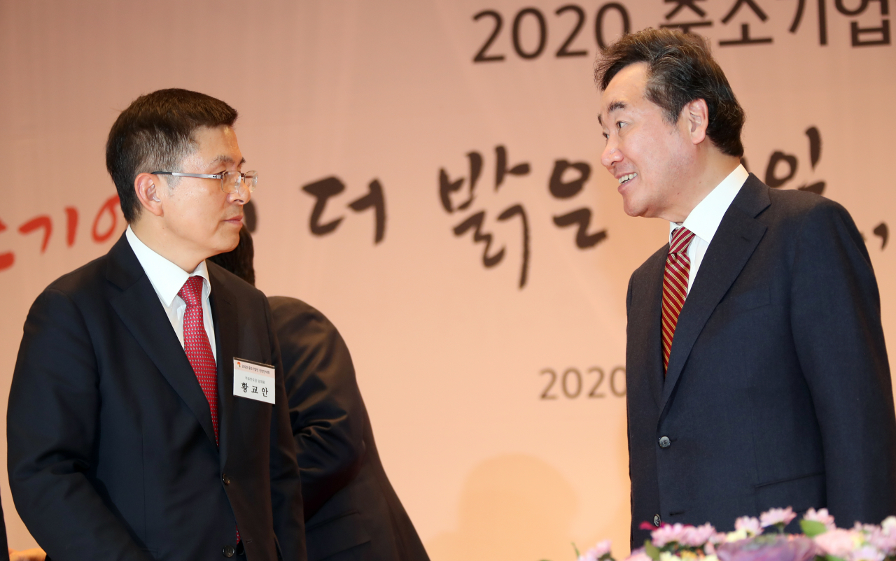자유한국당 황교안 대표가 7일 4·15 총선에서 서울 종로에 출마하겠다고 공식 선언해 더불어민주당 소속 이낙연 전 국무총리와의 '총선 빅매치'가 성사됐다. 특히 차기 대선주자 선호도 1,2위를 달리는 여야의 거물급 정치인이 건곤일척의 정면대결을 펼치는 사실상의 '대선 전초전' 성격을 띤다는 점에서 크게 주목받고 있다. 사진은 지난 1월 6일 당시 이낙연 총리(오른쪽)와 황교안 대표가 서울 여의도 중소기업중앙회에서 열린 중소기업인 신년인사회에서 만나 인사하는 모습. [연합]