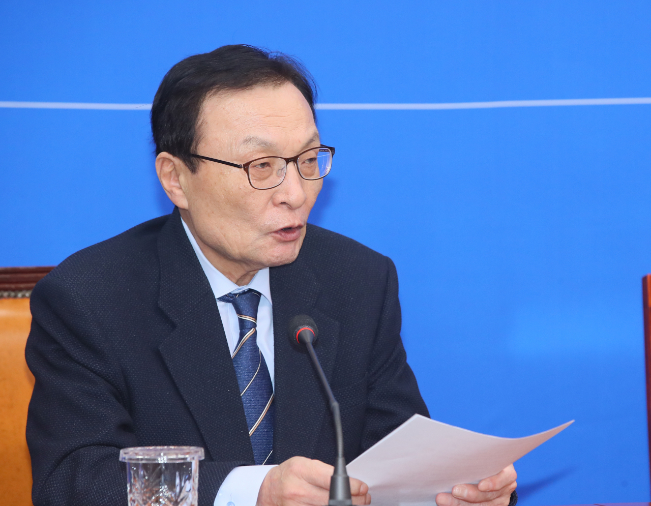 더불어민주당 이해찬 대표가 6일 국회에서 열린 17번째 영입인재인 홍성국 전 미래에셋대우 대표와 18번째인 이재영 전 대외경제정책연구원장 인재발표식에서 환영하는 인사말하고 있다. [연합]