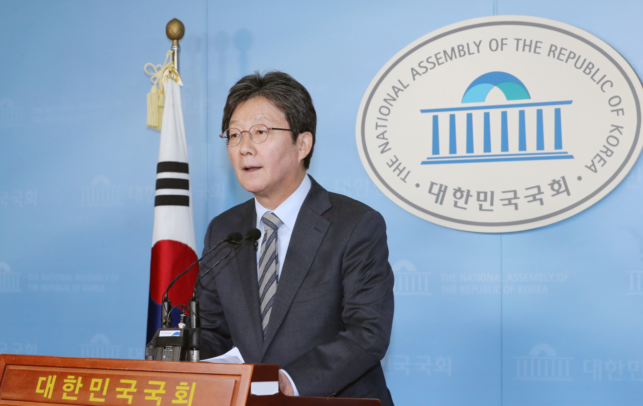 유승민 새로운보수당 의원이 9일 오전 서울 여의도 국회 정론관에서 새보수당-자유한국당 신설합당 추진 및 총선 불출마 관련 기자회견을 하고 있다. [연합]