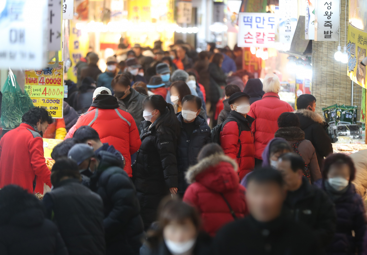 신종 코로나바이러스 감염증(신종코로나) 확산이 우려되고 있는 7일 오후 경기도 수원시 못골종합시장을 찾은 시민들이 마스크를 쓰고 장을 보고 있다. 연합뉴스