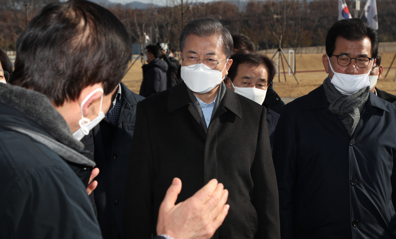 문재인 대통령이 9일 신종 코로나바이러스 확산으로 중국 우한 교민들이 임시 생활하고 있는 진천 공무원인재개발원에서 진영 행안부 장관의 보고를 받고 있다. [연합]