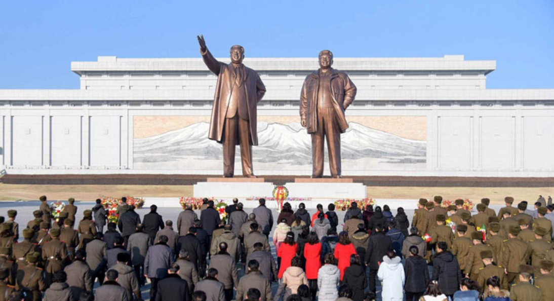 북한은 72주년 건군절을 전후해 두드러지는 대남·대미메시지나 전략무기 관련 언급을 하지 않았다. 북한 인민군과 인민들이 건군절을 맞아 평양 만수대언덕에 자리한 김일성 주석과 김정일 국방위원장 동상을 참배하고 있다. [헤럴드DB]