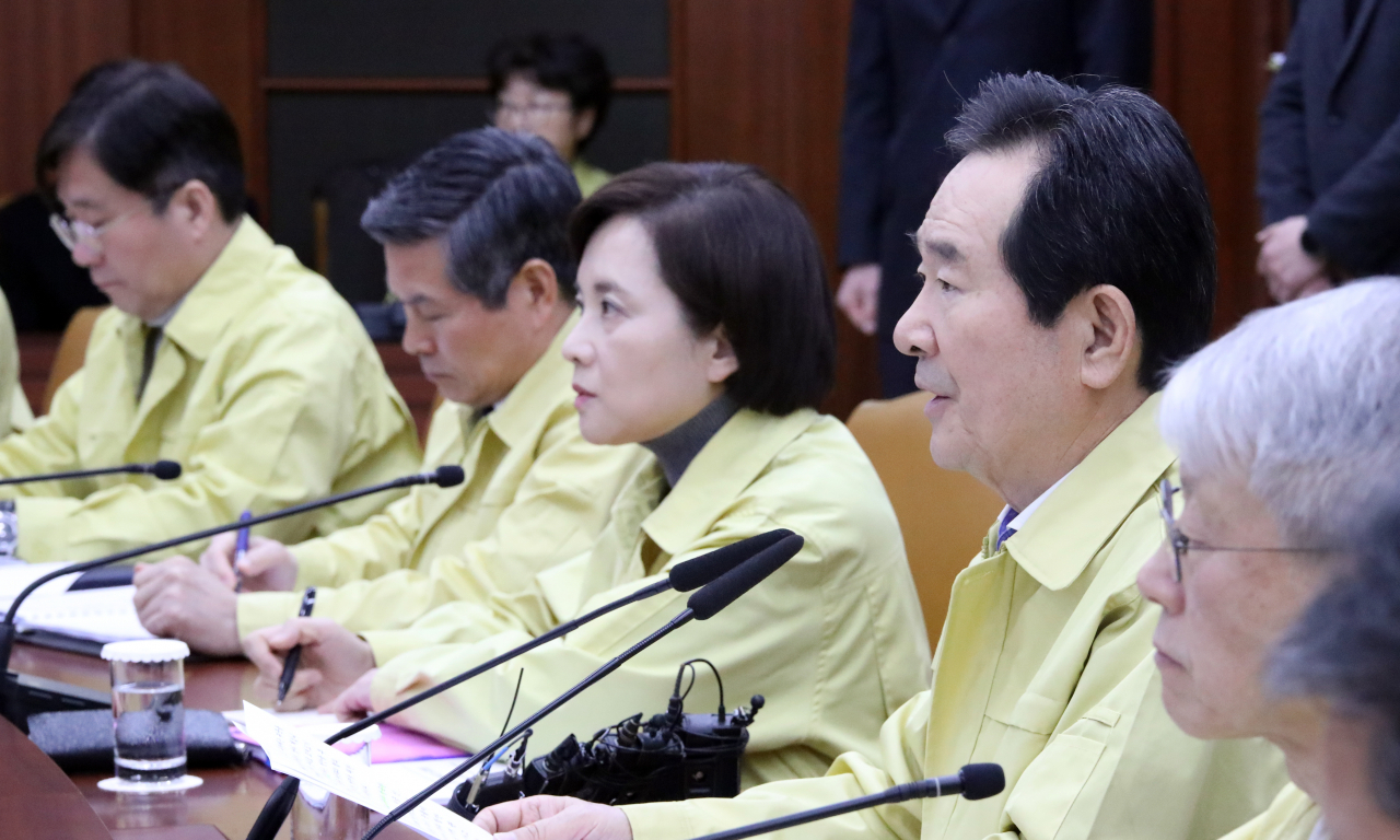 정세균 국무총리가 9일 오후 정부서울청사에서 신종 코로나바이러스 감염증(신종코로나) 대응 확대 중앙사고수습본부(중수본) 회의를 주재하고 있다. 연합뉴스