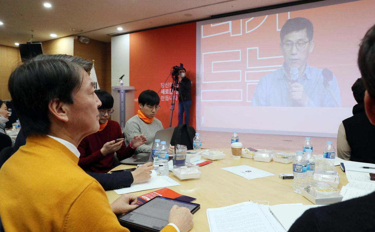 안철수 전 의원이 9일 오후 서울 영등포구 하이서울유스호스텔 대강당에서 열린 안철수신당(가칭) 중앙당 창당발기인대회 사전행사에서 진중권 전 동양대 교수의 "무너진 정의와 공정의 회복" 강연을 듣고 있다. [연합]