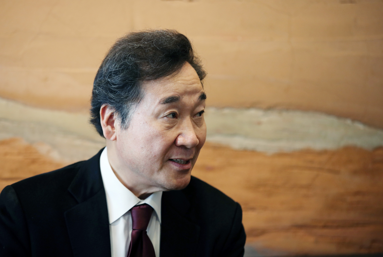 더불어민주당 후보로 종로 출마를 선언한 이낙연 전 국무총리가 9일 오후 서울 종로구 사직동 한 카페에서 취재진과 간담회를 하고 있다. [연합]