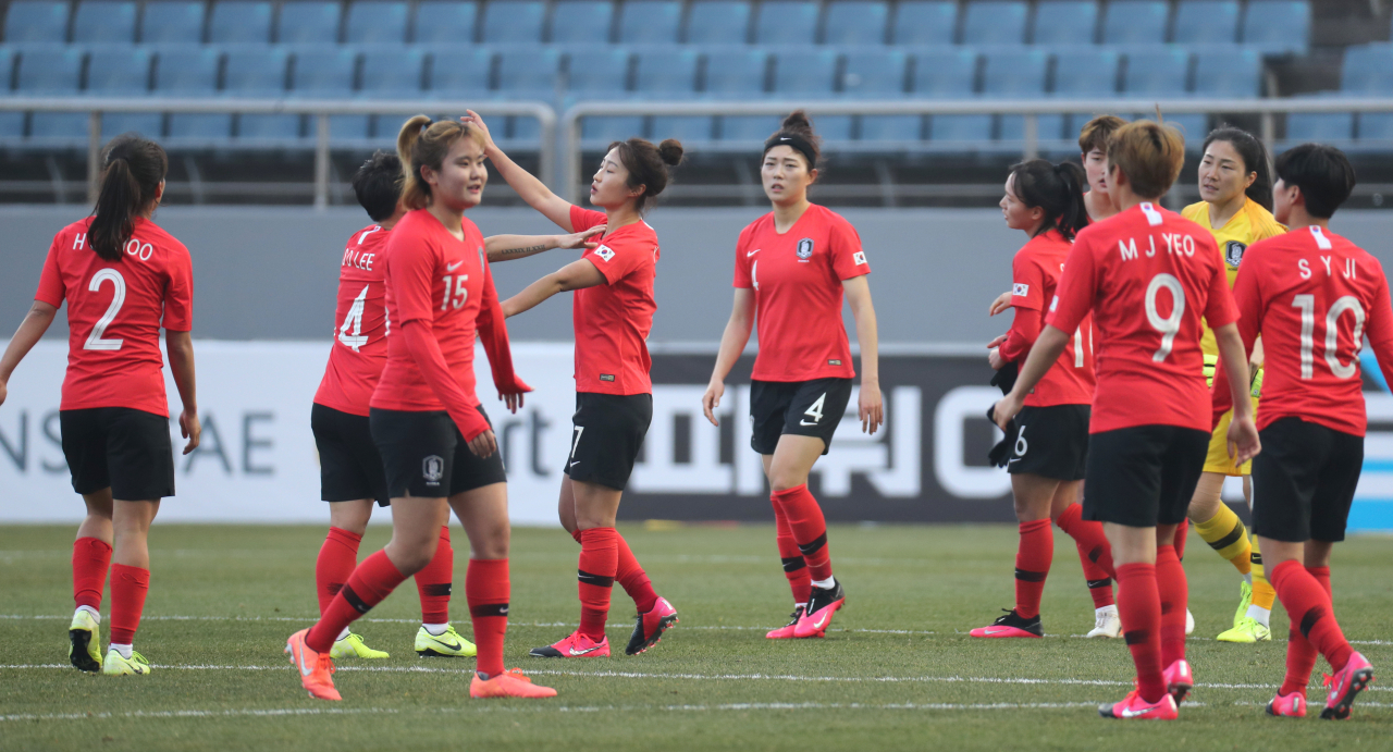 9일 오후 제주 서귀포시 제주월드컵경기장에서 열린 여자 축구 2020 도쿄올림픽 아시아지역 최종예선 A조 한국 대 베트남의 경기에서 3대0으로 승리한 선수들이 서로를 격려하고 있다. [연합]