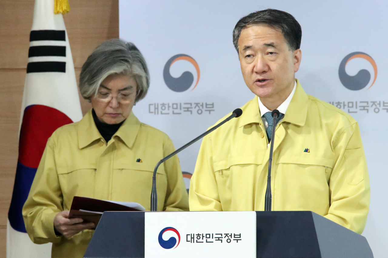 중앙사고수습본부장인 박능후 보건복지부 장관이 9일 오후 정부서울청사 브리핑실에서 신종 코로나바이러스 감염증 대응 계획 등에 대한 브리핑을 하고 있다. 박 장관 왼쪽은 강경화 외교부 장관. [연합]